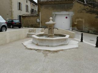 Les fontaines centrales en pierre