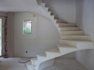 Escalier sur voute sarrasine 1/2 tournant ondulé, marches pierre dure de Bourgogne épaisseur 5 cm bord boudin + filet
