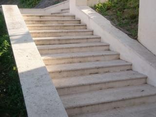 Escalier pierre en recouvrement paillasse béton