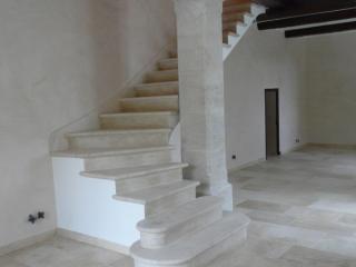 Escalier sur voute sarrasine 1/4 tournant, marches pierre dure de Bourgogne épaisseur 5 cm bord boudin + filet