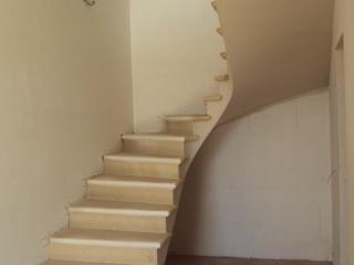 Escalier sur voute sarrasine 1/2 tournant, marches pierre dure de Bourgogne épaisseur 5 cm bord boudin + filet