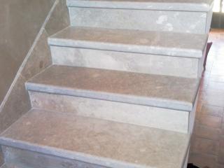 Escalier pierre en recouvrement de paillasse béton épaisseur 4 cm bord droit avec plinthes rampantes, pierre dure de Buxy