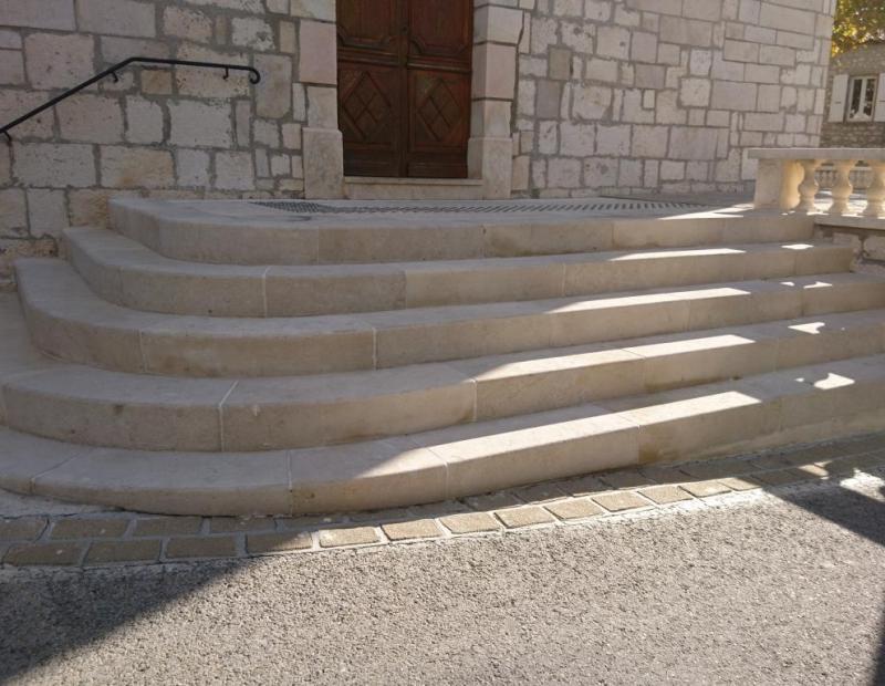 Fabrication d'escalier en pierre naturelle massive
