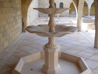 Les fontaines centrales en pierre