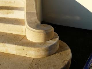 Fabrication d'escalier en pierre naturelle massive