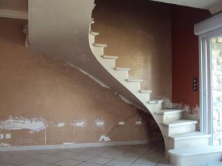 Escalier sur voute sarrasine 1/2 tournant avec partie dans le vide sans mur porteur, marches pierre dure de Bourgogne épaisseur 5 cm bord boudin + filet