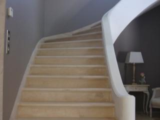 Escalier sur voute sarrasine 1/4 tournant avec limon pierre, marches pierre dure de Bourgogne épaisseur 5 cm bord boudin + filet emmarchement de 125 cm