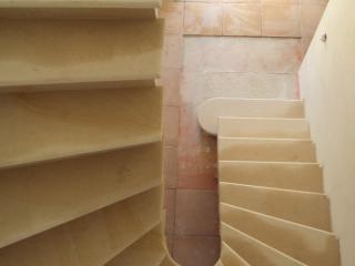 Escalier sur voute sarrasine 1/2 tournant, marches pierre dure de Bourgogne épaisseur 5 cm bord boudin + filet vue de dessus