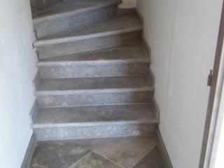 Escalier pierre en recouvrement de paillasse béton épaisseur 5 cm bord boudin + filet, pierre dure de Buxy
