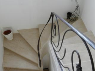 Escalier pierre en recouvrement de paillasse béton épaisseur 5 cm bord boudin + filet, pierre dure de Massangis clair